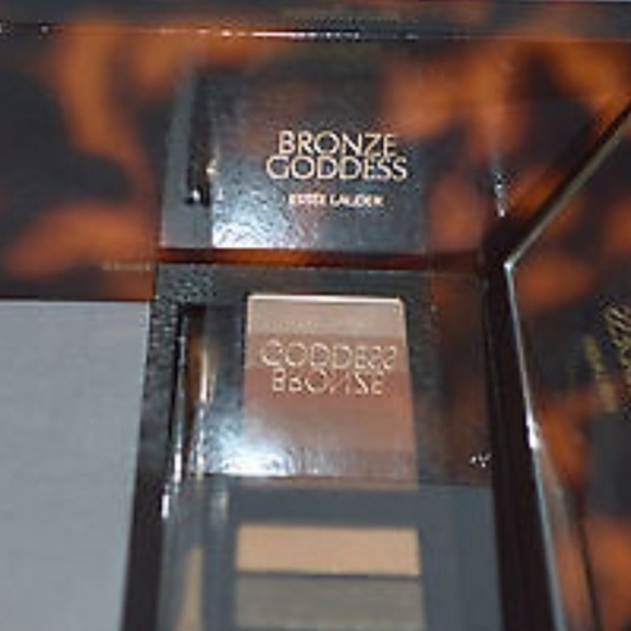 Mascara, highlighter and eyeshadow bundle - Picture 8 of 15